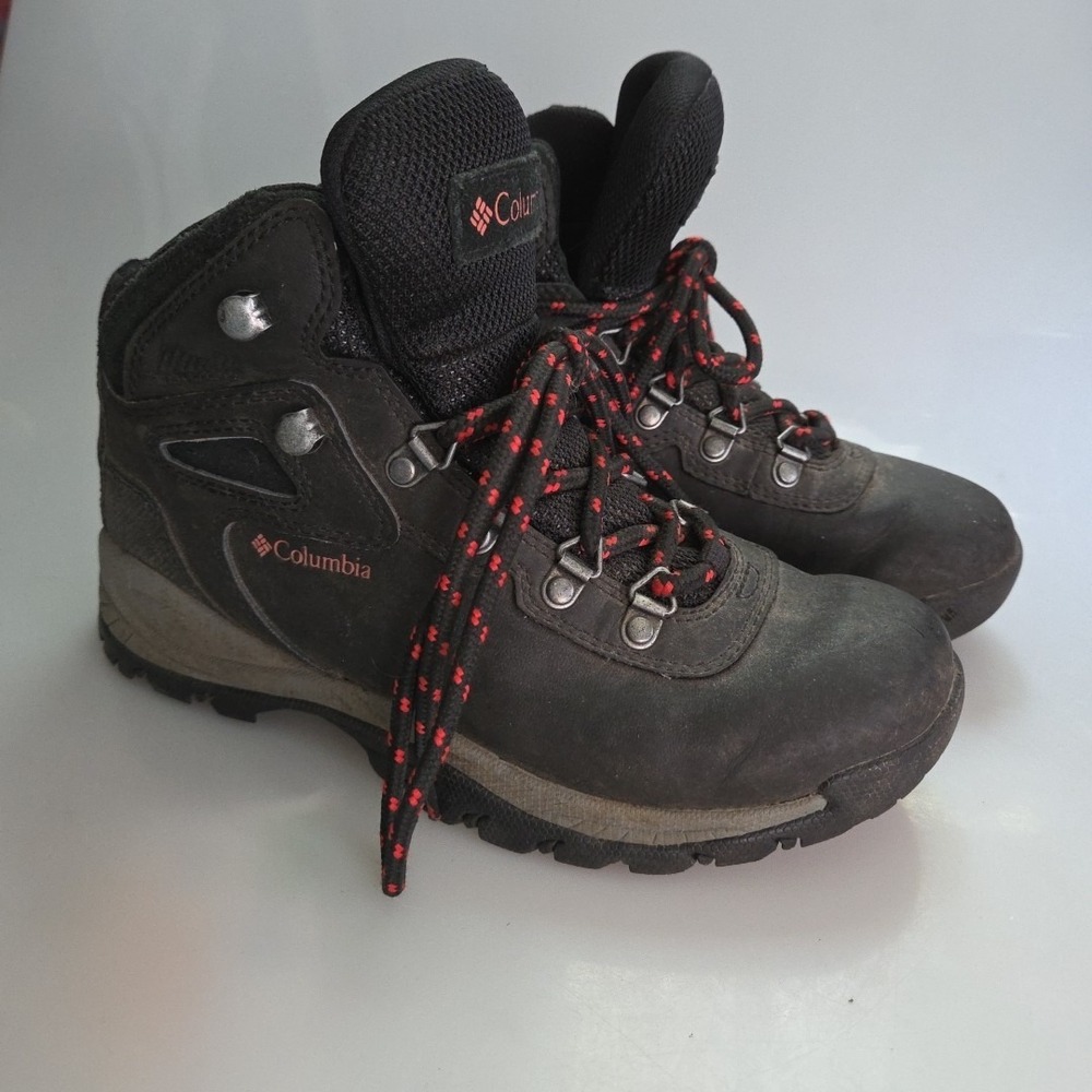 Columbia Women's Newton Ridge Plus Wide Waterproof Hiking Boot Black/Poppy Red 6